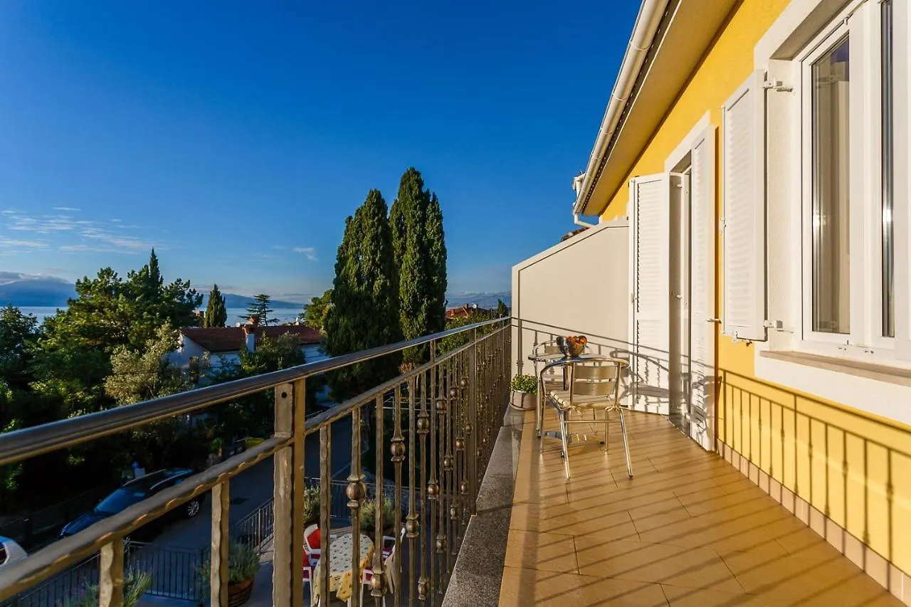 Guest house Central Apartments Near The Beach Malinska