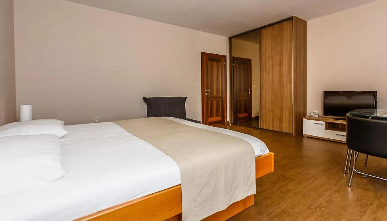Guest house Central Apartments Near The Beach Malinska Croatia