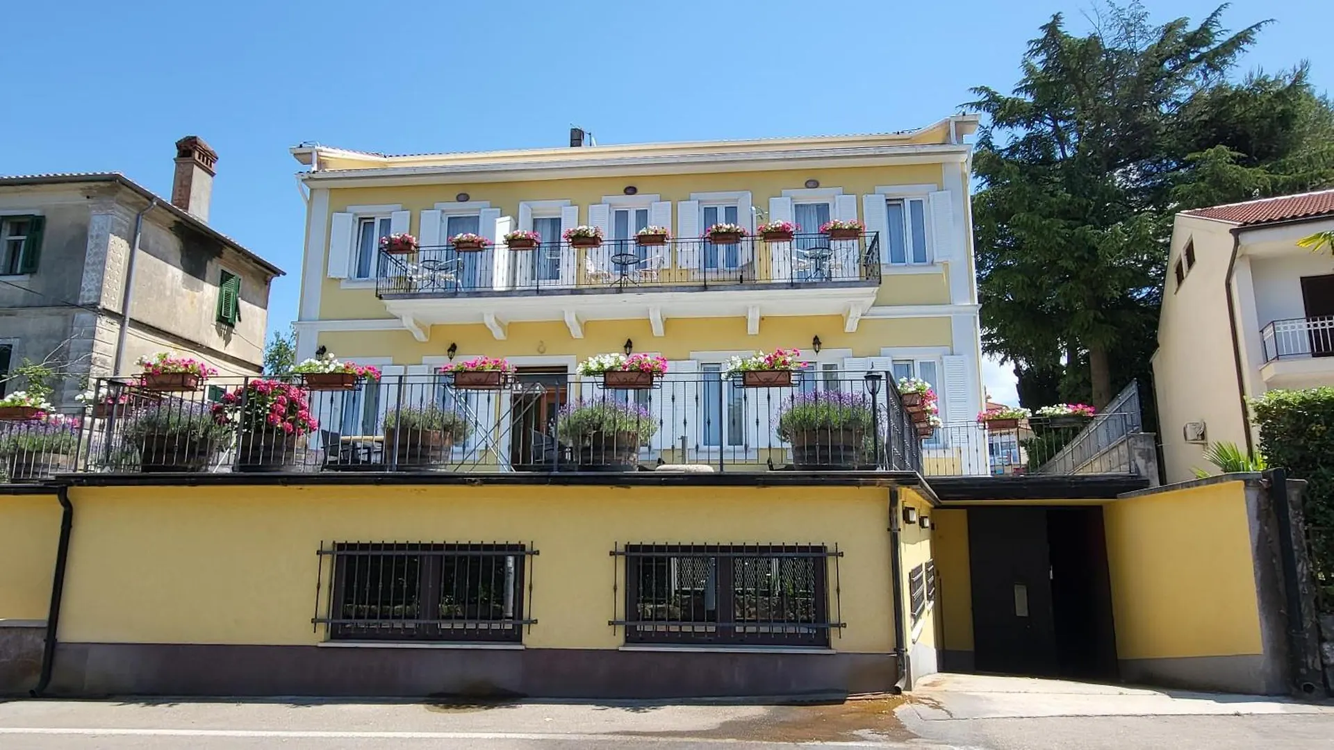Central Apartments Near The Beach contacts